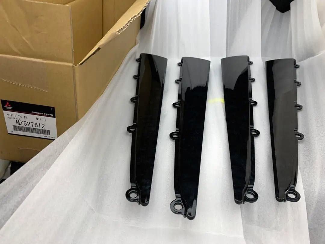 三菱自動車デリカD:5 特別仕様車「CHAMONIX」パーツサイドドアパネル